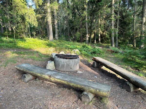 Grillplats Övre Järvafältet mot Väsby gård - Bild 1