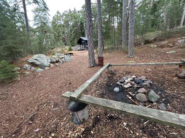 Rövarkulans scoutstuga - Bild 1