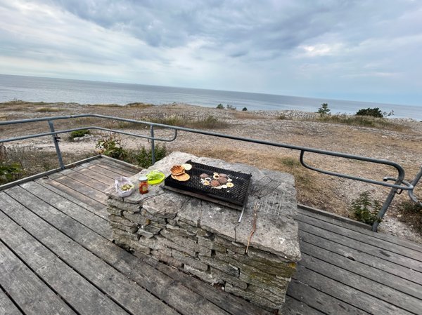 Trädäck med grill och två bänkbord - Bild 1